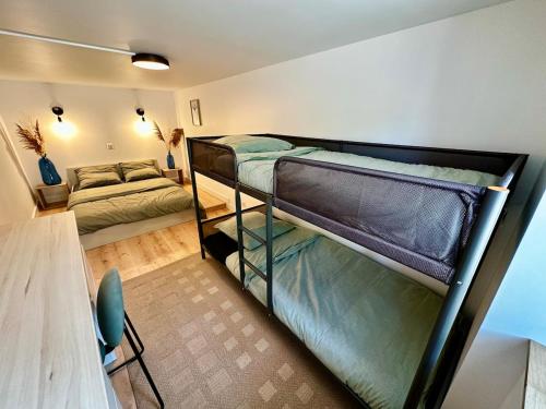 une chambre avec deux lits superposés et un lit dans l'établissement Maison Spacieuse idéalement placée bord de mer, à Pornic