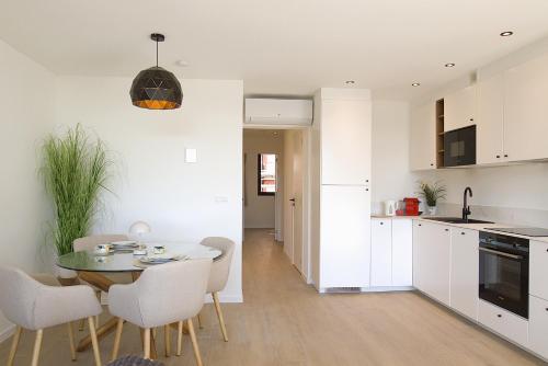 Kuchyň nebo kuchyňský kout v ubytování Sealor, zonnig appartement met ruim terras