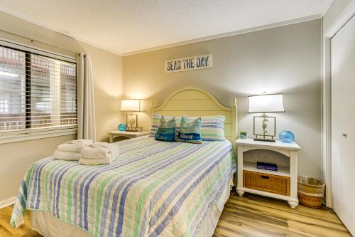 une chambre avec un lit et un panneau sur le mur dans l'établissement Pool Access Beachfront Hilton Head Resort Condo, à Île de Hilton-Head