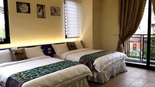 two beds sitting in a room with a window at Waltz Villa in Puli
