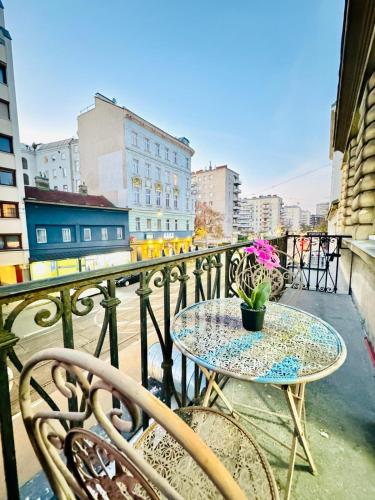 Cozy 9BR Apartment for 18 Near Augarten