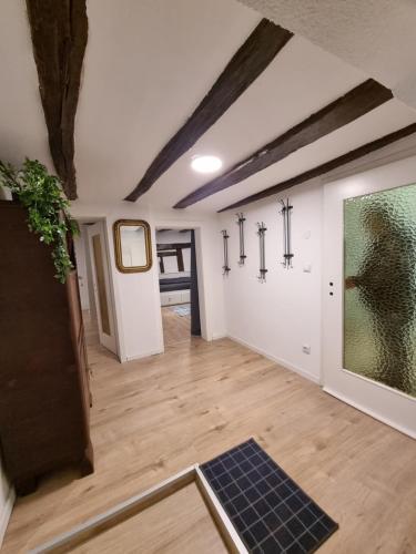 a living room with wood floors and a ceiling with beams at Ferienwohnung Heppenheim an der Bergstraße WHG 2 in Heppenheim an der Bergstrasse