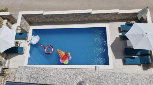 een uitzicht over het zwembad bij CRYSTAL WAVE Apartments in Novalja