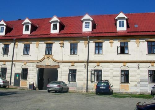 BouzovにあるHotel Valaskuv Gruntの大きな建物