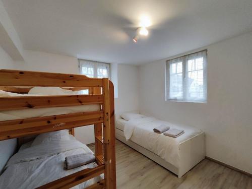 - une chambre avec 2 lits superposés et 2 fenêtres dans l'établissement #Les Dahlias - Charmante maison sur Sausheim, à Sausheim