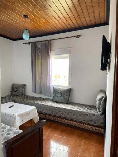 a couch in a room with a window at Casa Abdou in Chefchaouene