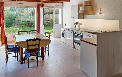 - une cuisine avec une table, une table et des chaises dans l'établissement Holiday Home Nevez Rue De Laven, à Névez