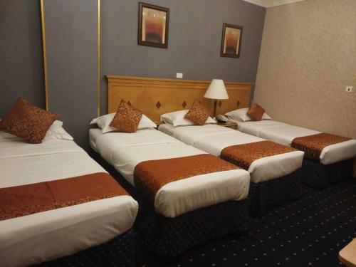 فندق المروج كريم AlMorooj Kareem Hotelにあるベッド