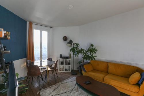 un salon avec un canapé et une table dans l'établissement Nice T2 of 40 m close to Paris Parc André Citroën, à Paris