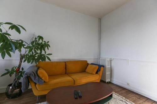 un salon avec un canapé et une table dans l'établissement Nice T2 of 40 m close to Paris Parc André Citroën, à Paris