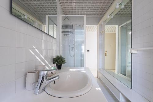 Appartamento di Design con Vista su Via Tortona