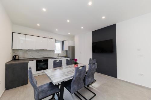 Foto Three-Bedroom Home Dina 4
