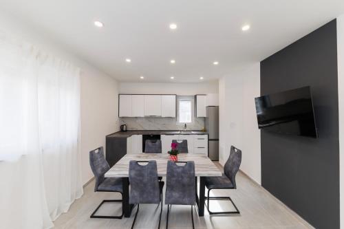 Three-Bedroom Home Dina