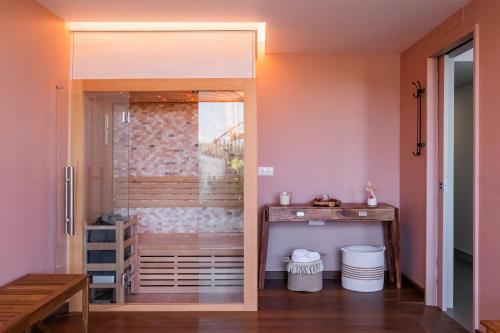Ένα μπάνιο στο Mónaco Suites & Garden