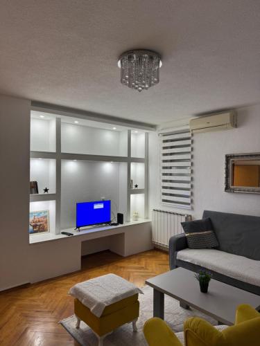 Una televisión o centro de entretenimiento en Čarolija