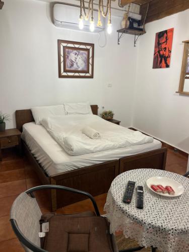 a room with a bed and a table with a bowl of fruit at לומינוס הגפן in Ḥurfeish