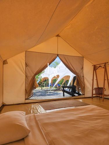 Postel nebo postele na pokoji v ubytování Lac Glamping Trian Lake