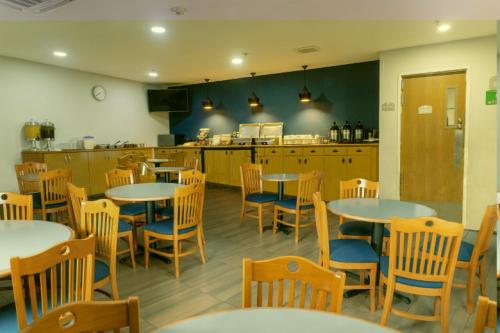 Ein Restaurant oder anderes Speiselokal in der Unterkunft Microtel Inn & Suites by Wyndham Culiacán 