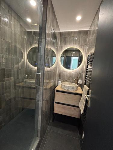 La salle de bains est pourvue de 2 lavabos et d'une douche avec 2 miroirs. dans l'établissement Chamois blanc / Chamonix, à Chamonix-Mont-Blanc