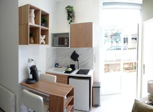 une petite cuisine avec une table en bois et une salle à manger dans l'établissement Studio 