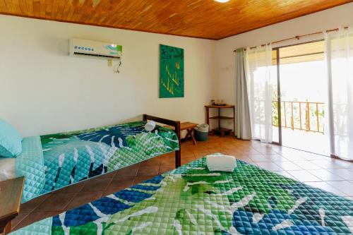 a bedroom with a bed in a room at Hotel Planeta Sano in Manuel Antonio