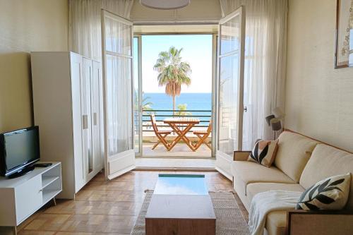 un salon avec un canapé et une vue sur l'océan dans l'établissement Charming T1 with terrace and sea view, à Nice