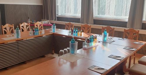 a conference room with a long table and chairs at Hotel Wippertal - voll klimatisiert in Bernburg