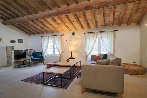 Χώρος καθιστικού στο Douceur Uzétienne Appartement de Caractère Climatisé