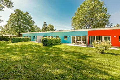 a building with a yard in front of it at Bungis - 28 Ferienhäuser Am Grimnitzsee G2 in Joachimsthal