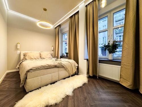 Posteľ alebo postele v izbe v ubytovaní Central, Modern & CHIC Wroclaw Gem, Near Park! 10min to Old Town, Trumski