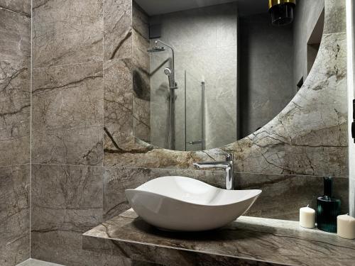 Kúpeľňa v ubytovaní Central, Modern & CHIC Wroclaw Gem, Near Park! 10min to Old Town, Trumski