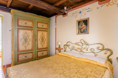 a bedroom with a bed and a painting on the wall at Melograni 4 in Molazzana