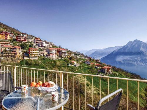 a table with a bowl of fruit on a balcony at Soffio Di Rugiada in Fonteno