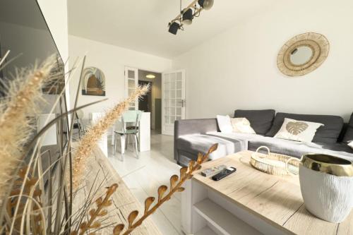 un salon avec un canapé et une table dans l'établissement #HR Les Charmilles T4, à Grenoble