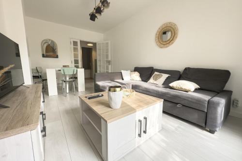 un salon avec un canapé et une table dans l'établissement #HR Les Charmilles T4, à Grenoble