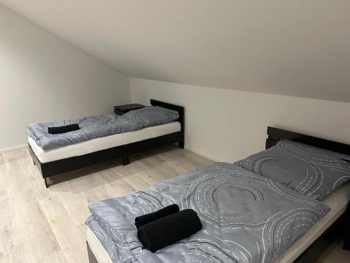 two twin beds in a room with at FeWo Max in Freudenburg
