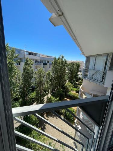 appartement climatisé 4 couchages, ascenseur, piscine, parking ,proche mer