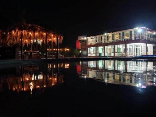 Výhled na řeku, která protéká v blízkosti hotelu
