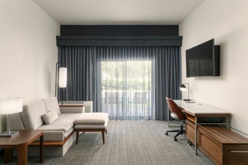 Televisyen dan/atau pusat hiburan di Courtyard by Marriott Gainesville FL