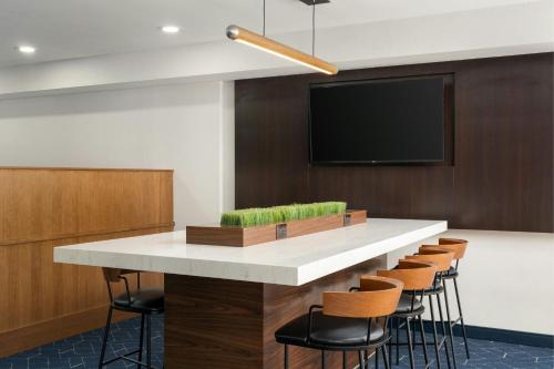 Televisyen dan/atau pusat hiburan di Courtyard by Marriott Gainesville FL
