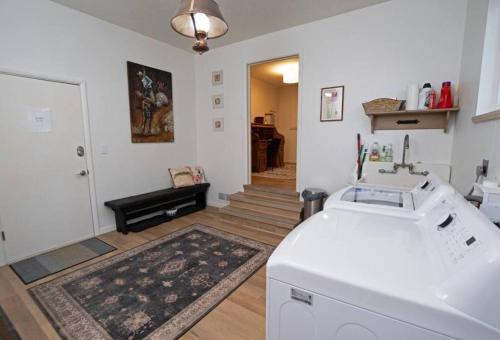 una cocina con lavadora y fregadero en Nine Mile Ranch 4br, Views, Office, Fireplace, en Wellington