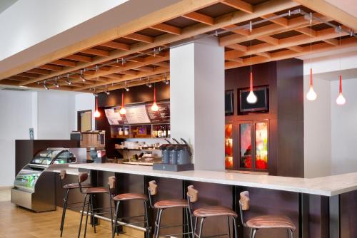 Кухня или мини-кухня в Courtyard Lincoln Downtown
