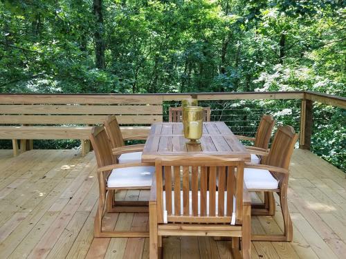 Balkón nebo terasa v ubytování 3BR Pet Friendly Cottage Mathias WV