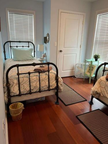 Ένα ή περισσότερα κρεβάτια σε δωμάτιο στο 3BR Pet Friendly Cottage Mathias WV
