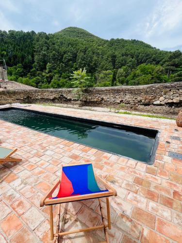 une chaise assise à côté d'une piscine dans l'établissement Château du Barry, à Saint-Jean-de-Valériscle