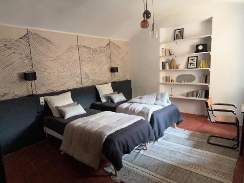 une chambre avec deux lits et une étagère dans l'établissement Château du Barry, à Saint-Jean-de-Valériscle