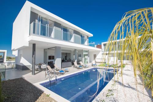 Fotografie z fotogalerie ubytování Atemberaubende Villa Olivine Mit Meerblick v destinaci Protaras