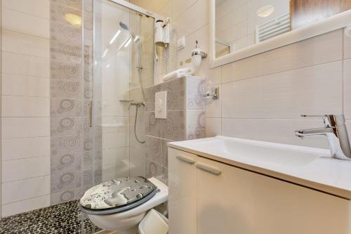 Ένα μπάνιο στο Wohnung In Drašnice Mit Schönem Garten