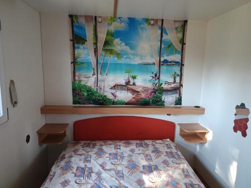 una camera da letto con un letto con vista sull'oceano di AgriCamping Ca' Bodi a Cavallino-Treporti