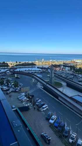 Orbi city mia luxury studio في باتومي: اطلالة جوية على موقف سيارات متوقفة